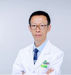 北京霍普医院—主任医师，北京霍普医院院长 核医学科主任，北京医学会核医学分会治疗学组副组长， 成都医学院兼职教授，原核工业四一六医院甲状腺专科主任。1991年毕业于苏州医学院放射医学系，从事甲状腺疾病临床和管理工作，擅长甲状腺疾病诊断治疗以及碘-131治疗甲亢。曾参与中国“放射性碘-131治疗Graves甲亢指南”的制定。